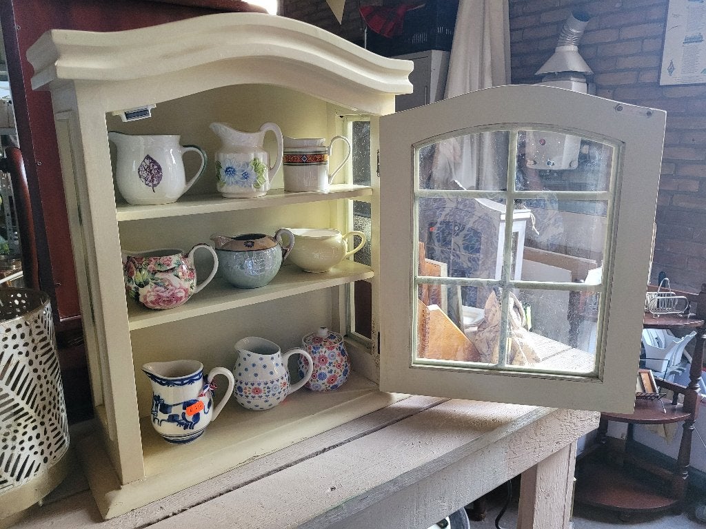 Houten vitrinekastje beige / roomwit excl. Inhoud, Antiek en Kunst, Curiosa en Brocante, Ophalen