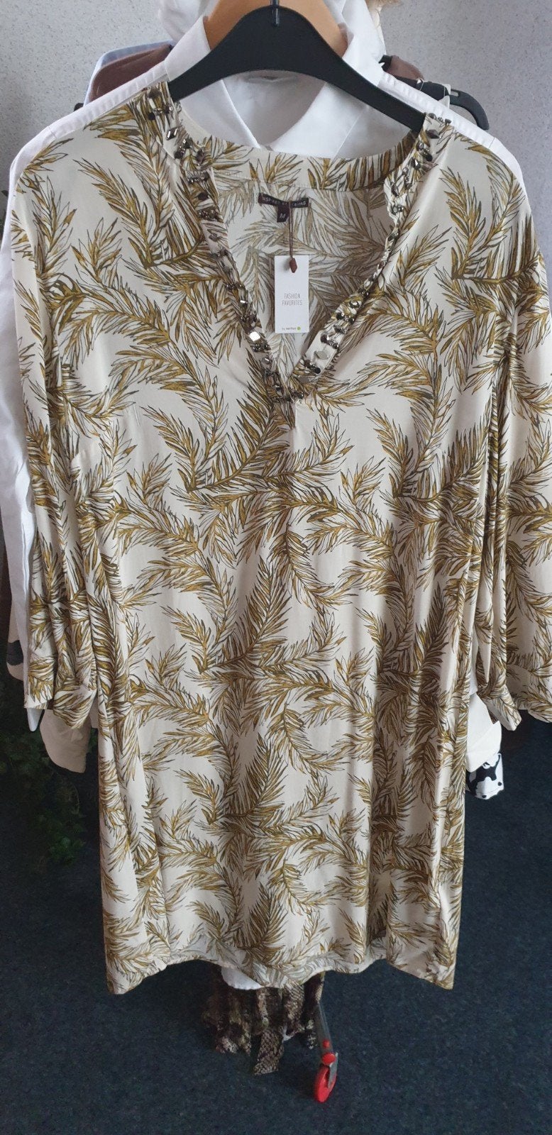 Nieuwe jurk met bladprint en kraalversiering, maat M, Kleding | Dames, Maat 38/40 (M), Beige, Nieuw, Ophalen of Verzenden