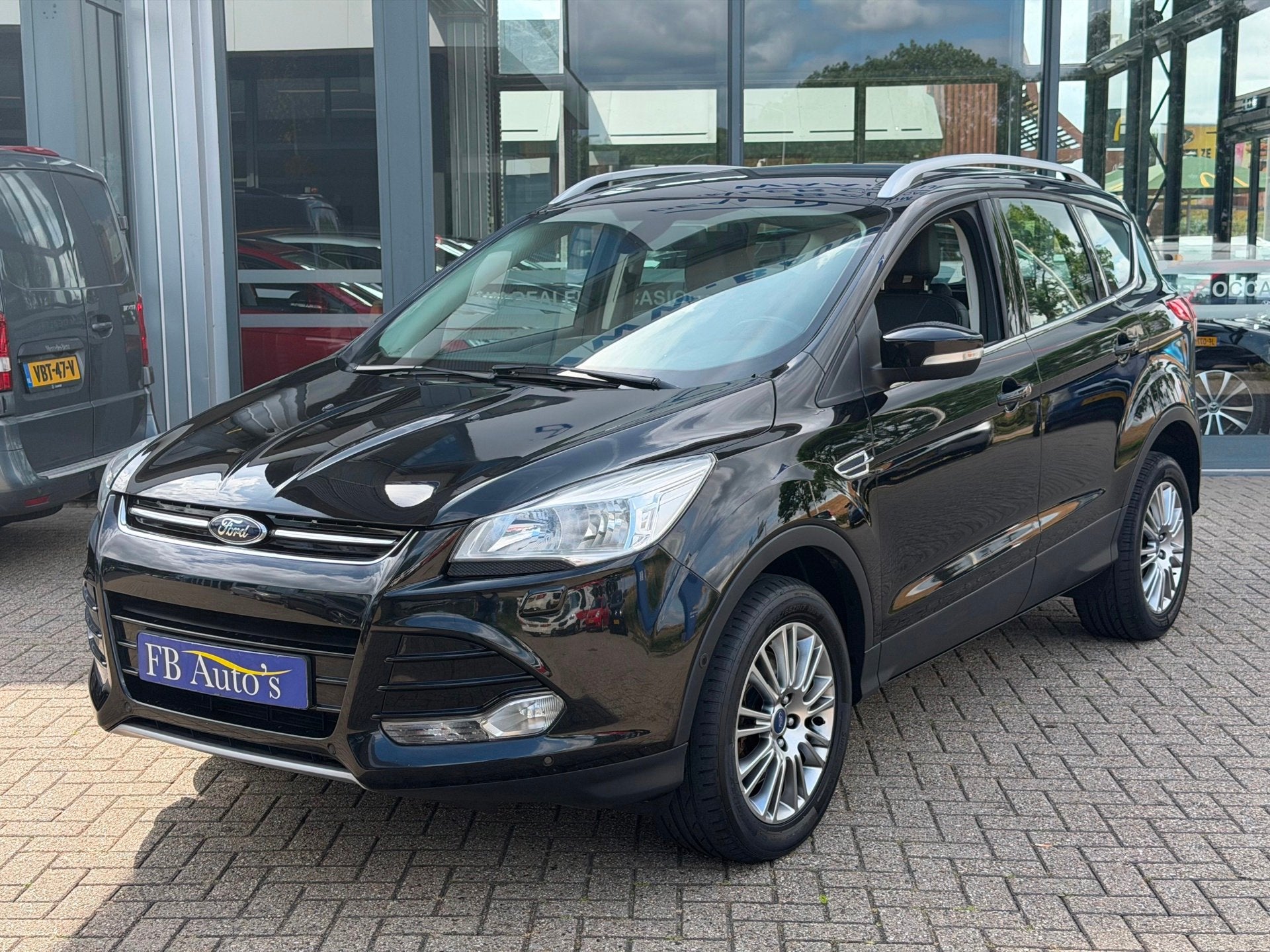 Ford Kuga 1.6 Titanium 4WD, Auto's, Gebruikt, 4 cilinders, Zwart, Bedrijf