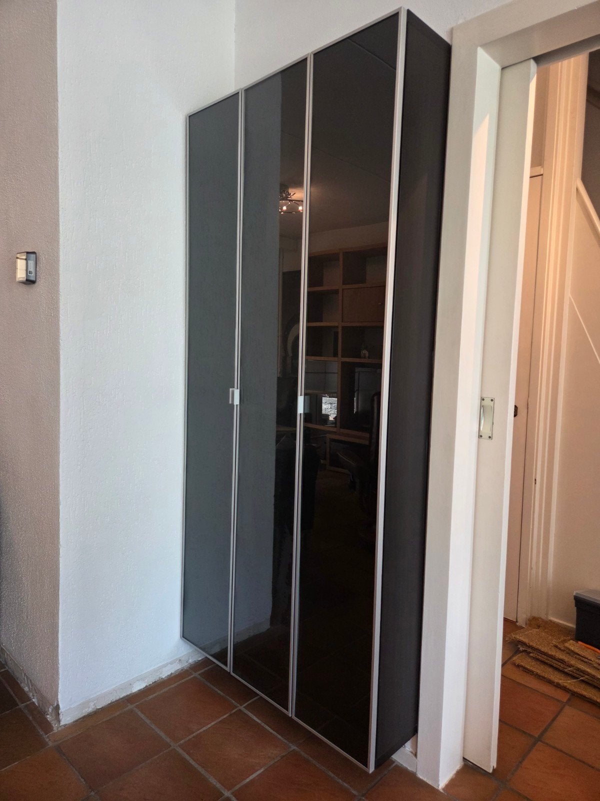 2 bruinzwart Ikea boekenkasten, Ophalen, Met deur(en), 50 tot 100 cm, 150 tot 200 cm