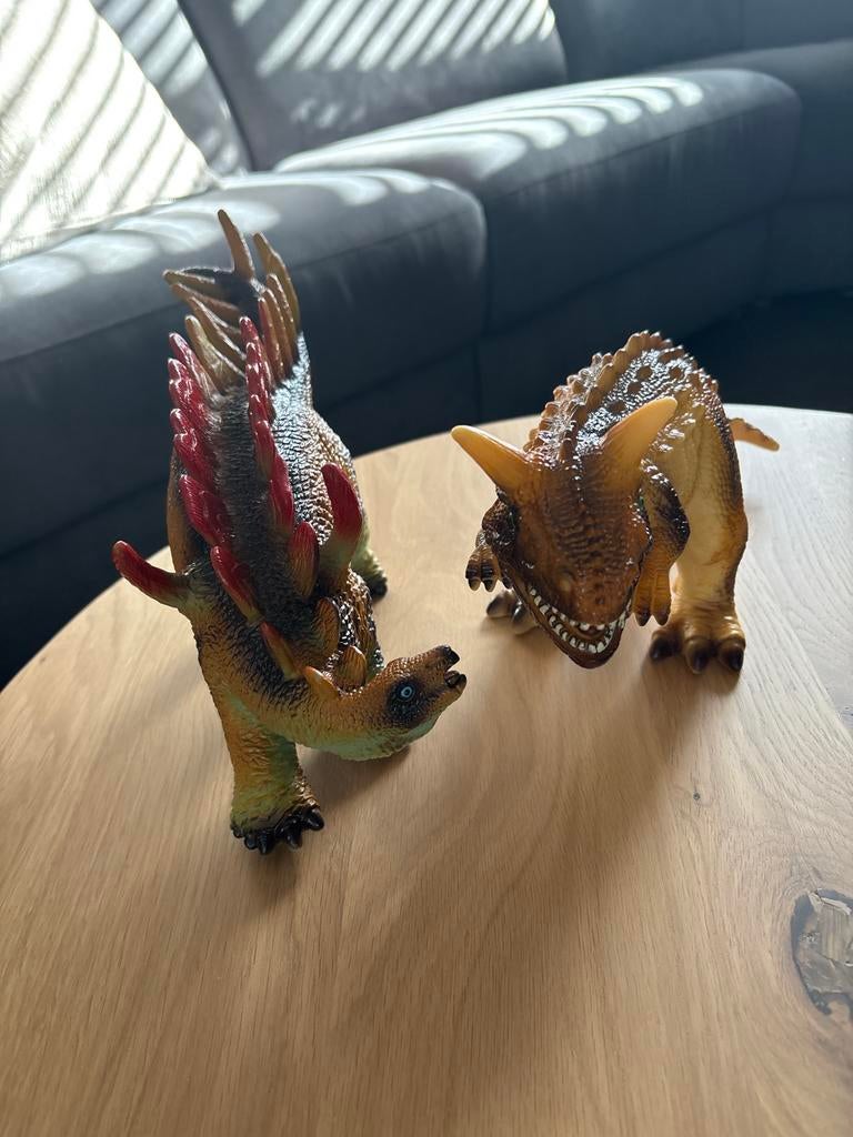 2 Dinosaurus speelgoedfiguren - Stegosaurus & Carnotaurus, Ophalen of Verzenden, Gebruikt, Jongen of Meisje