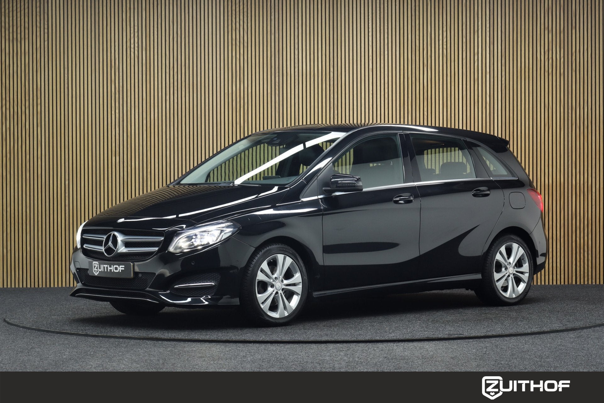 Mercedes-Benz B-Klasse 180 Ambition | Inklapbare Trekhaak |, Voorwielaandrijving, 4 cilinders, Met garantie (alle), Handgeschakeld