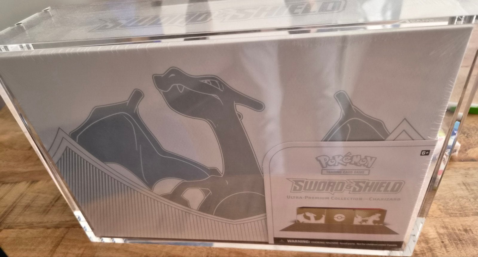 charizard upc Sword en Shield+ acryl case, Hobby en Vrije tijd, Verzamelkaartspellen | Pokémon, Ophalen
