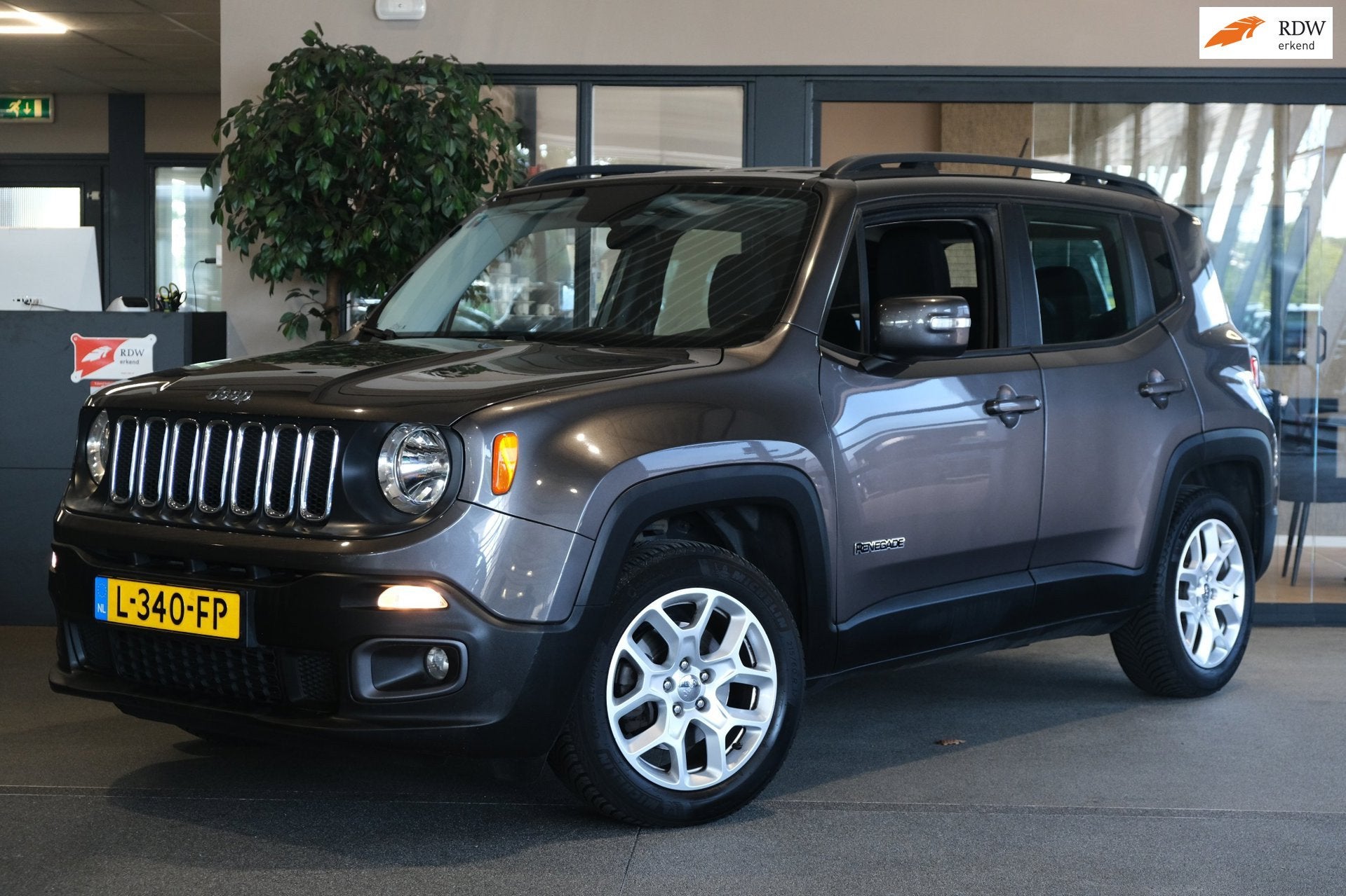 Jeep Renegade 1.4 MultiAir Limited 140PK Airco PDC Navi, Auto's, Jeep, Voorwielaandrijving, Gebruikt, 4 cilinders, 400 kg