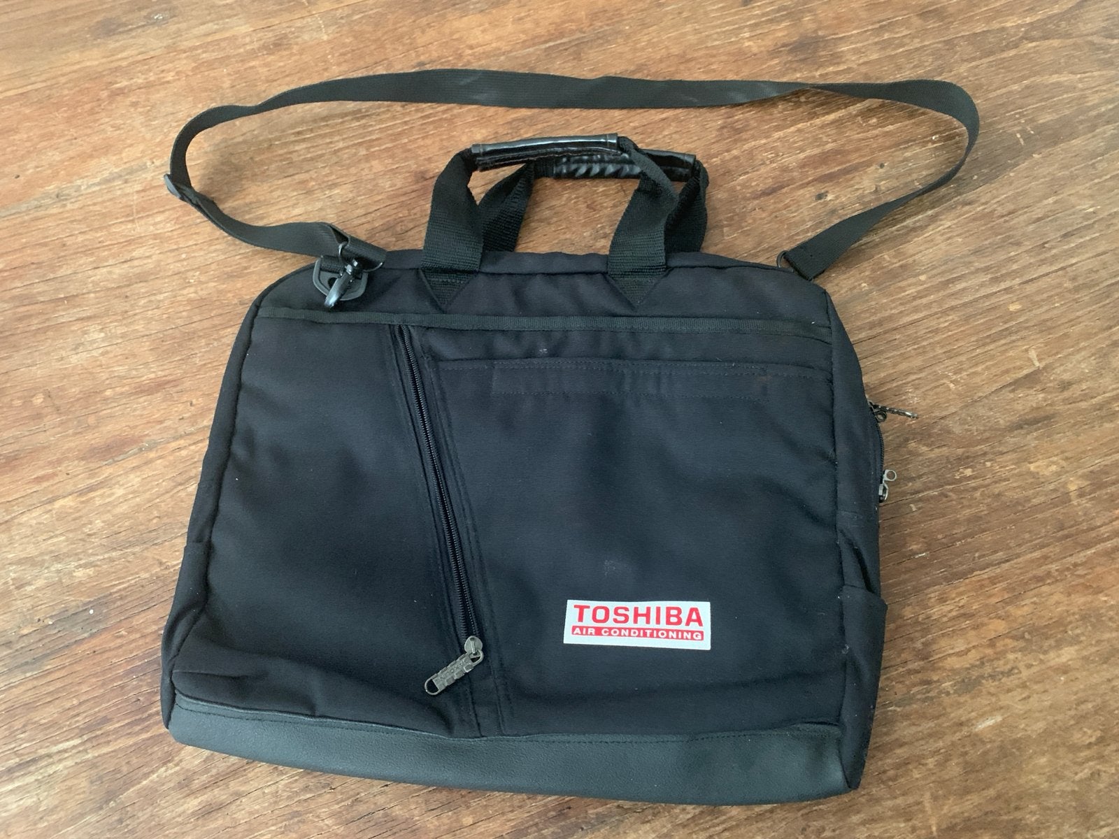 Zwarte laptoptas met Toshiba en Carrier logo, Computers en Software, Ophalen