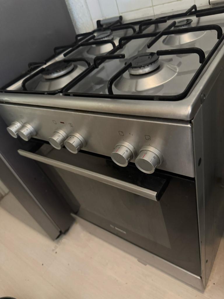 Bosch gasfornuis met heteluchtoven (2 pitten defect), Witgoed en Apparatuur, Fornuizen, Gebruikt, Hete lucht, Gas, Vrijstaand