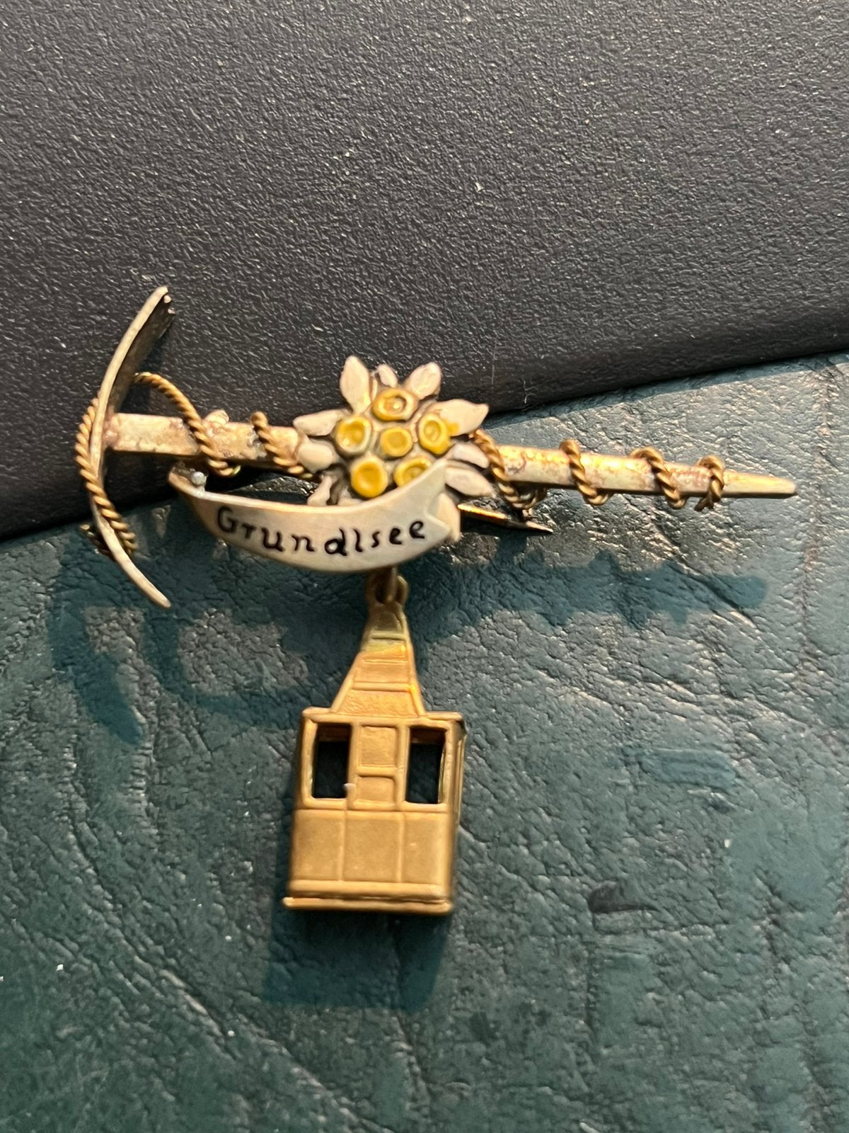 BROCHE GRUNDLSEE OOSTENRIJK PIKHOUWEEL GONDEL EDELWEISS (A6), Ophalen of Verzenden, Gebruikt, Overige onderwerpen