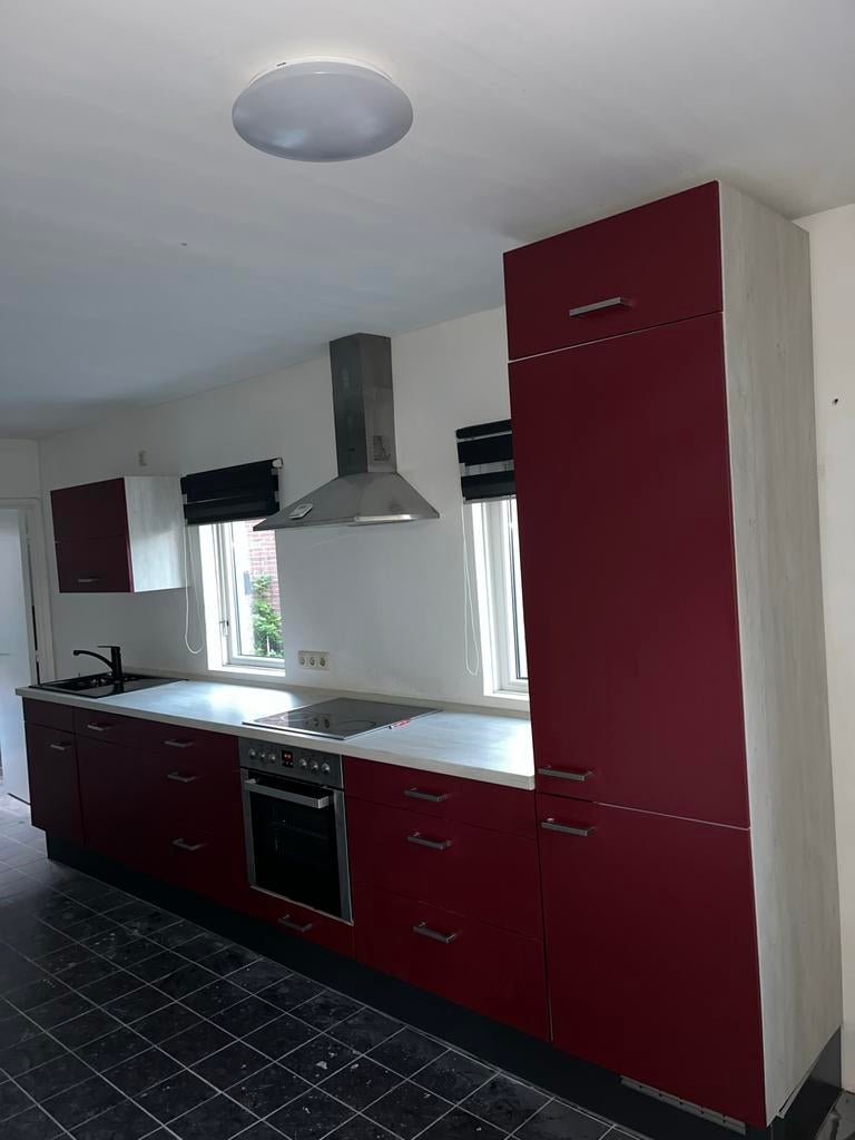 Rode keuken met inbouwapparatuur (excl. vaatwasser), Huis en Inrichting, Keuken | Complete keukens, Ophalen, Gebruikt, Enkelwandige keuken