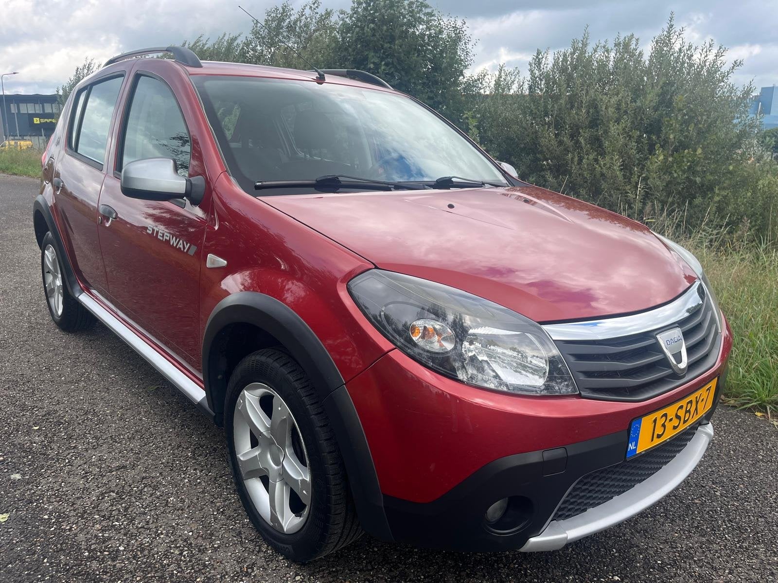 Dacia Sandero 1.6 Stepway | Airco | Trekhaak | Distibutierie, Auto's, Voorwielaandrijving, 86 pk, 4 cilinders, Metallic lak
