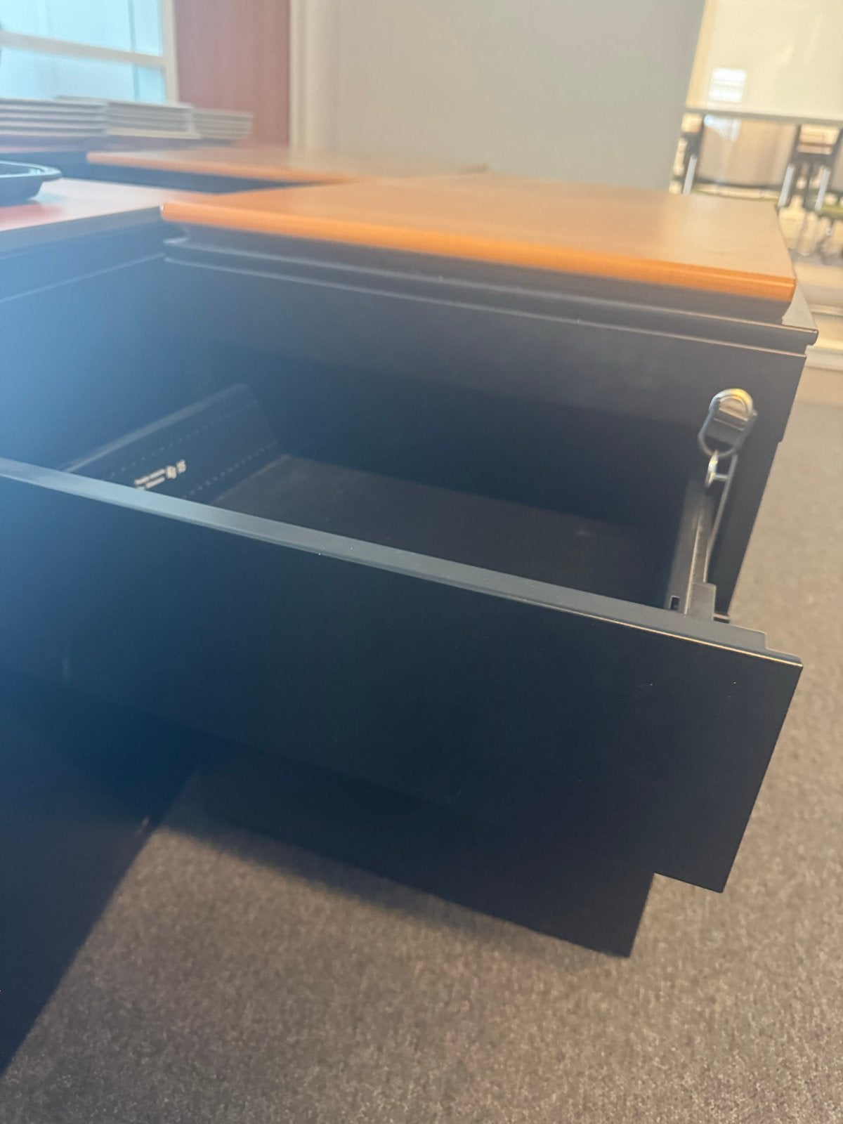 Gartis Zwart metalen ladeblok met houten blad, Ophalen, Minder dan 50 cm, Gebruikt, 1 of 2 laden