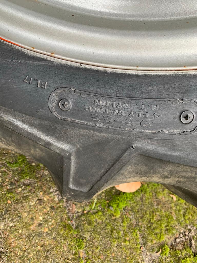 Kubota tractorbanden met velgen - 9.5-22 Bridgestone, Zakelijke goederen, Agrarisch | Onderdelen | Banden, Velgen en Assen, Ophalen of Verzenden