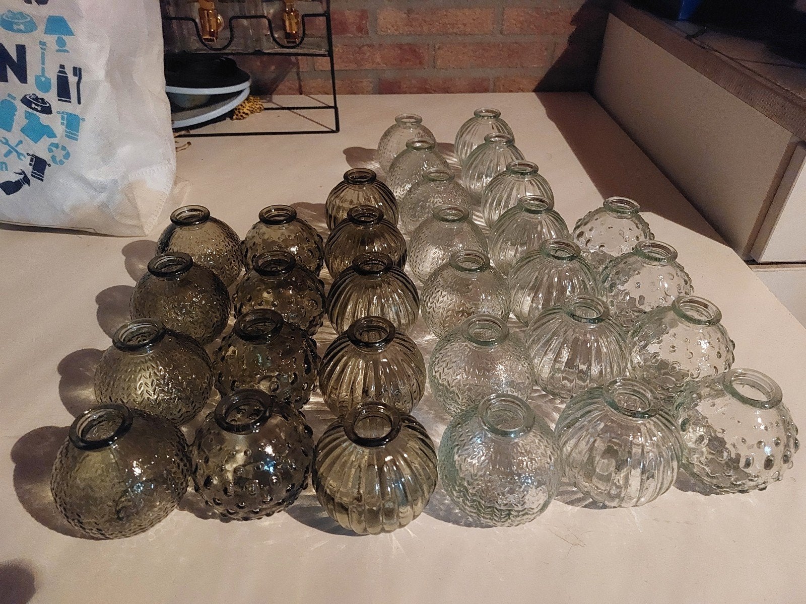 31 Kleine glazen vaasjes - helder en groen glas, Huis en Inrichting, Woonaccessoires | Vazen, Ophalen, Met patroon/structuur, Groen