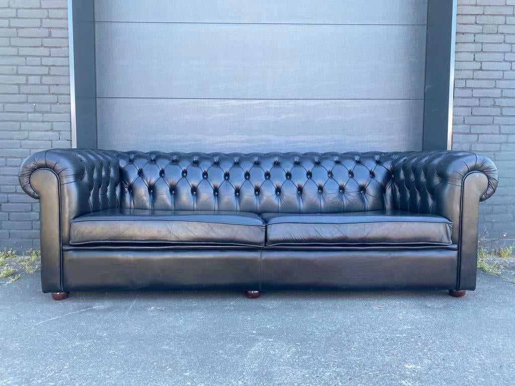 Prachtige Engels XL Chesterfield bank zwart, Ophalen of Verzenden, Zo goed als nieuw, 200 tot 250 cm, Leer