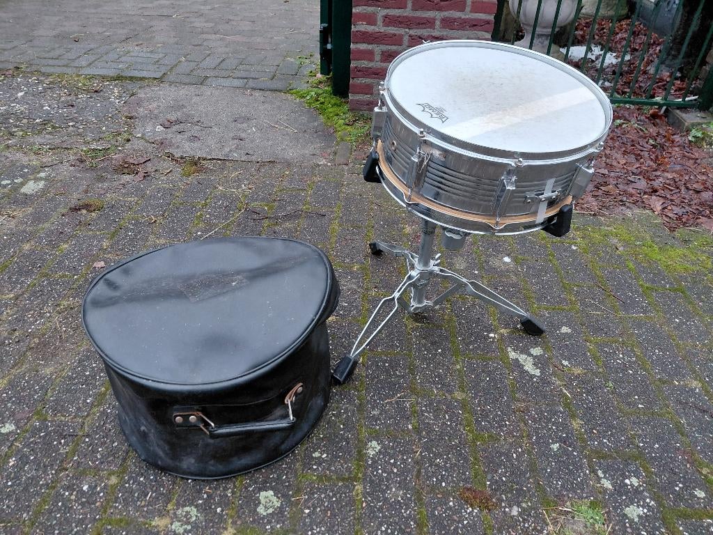Verchroomde snaredrum met standaard en draaghoes., Muziek en Instrumenten, Drumstellen en Slagwerk, Ophalen of Verzenden, Niet bekend