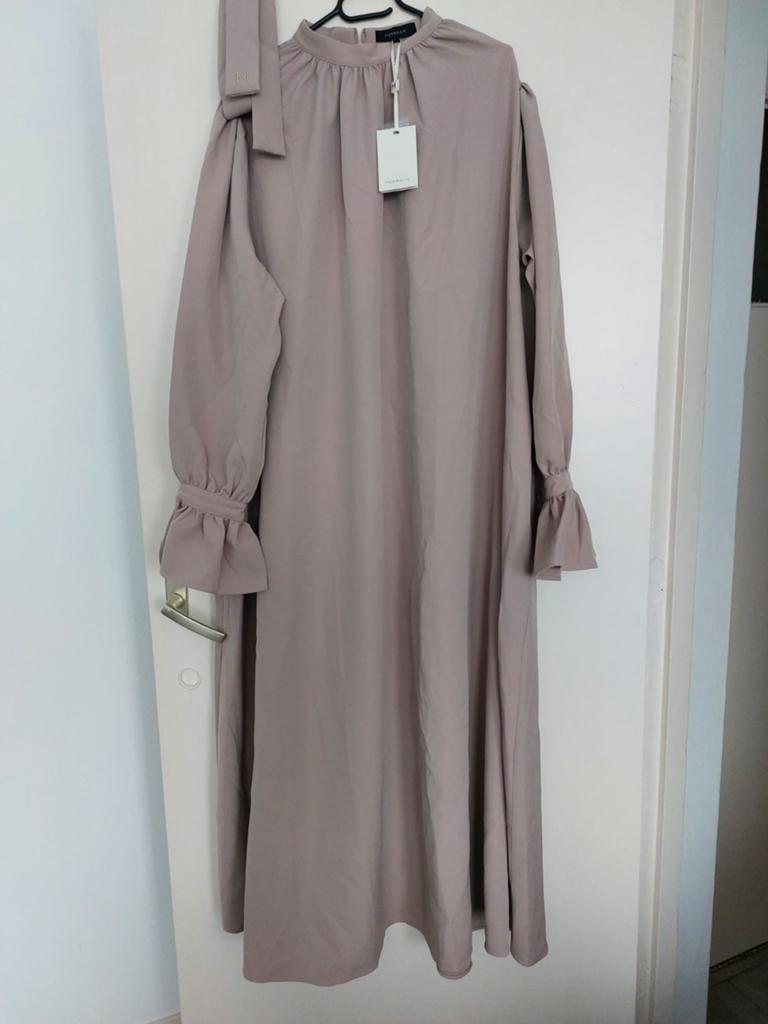 Te koop nieuwe Merrachi jurk, Ophalen, Nieuw, Onder de knie