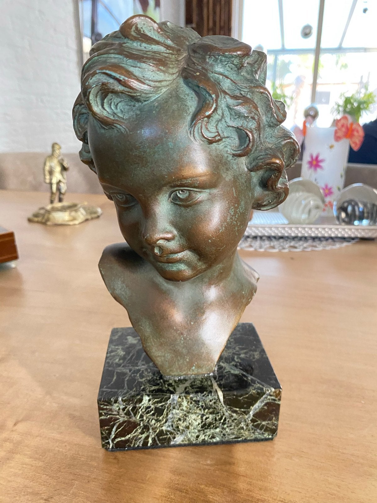 Brons kleurig buste van een kind op marmeren sokkel, Overige onderwerpen, Minder dan 20 cm, Buste, Ophalen of Verzenden