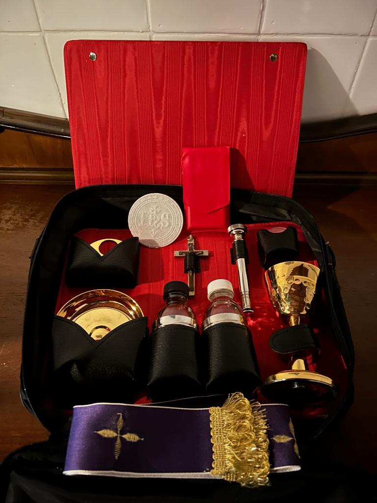 Complete Priester-set/miskoffer voor eucharistieviering, Antiek en Kunst, Ophalen of Verzenden