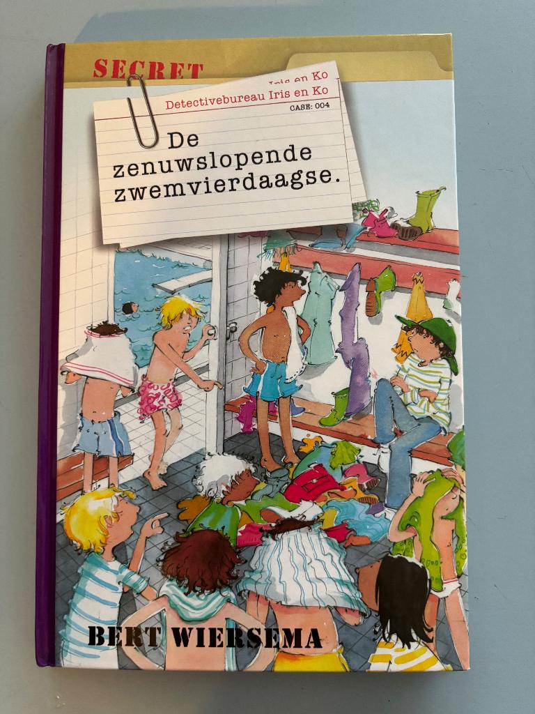 Iris en Ko : de zenuwslopende zwemvierdaagse avi M6 avi 8, Boeken, Ophalen, Zo goed als nieuw, Bert Wiersema, Fictie algemeen