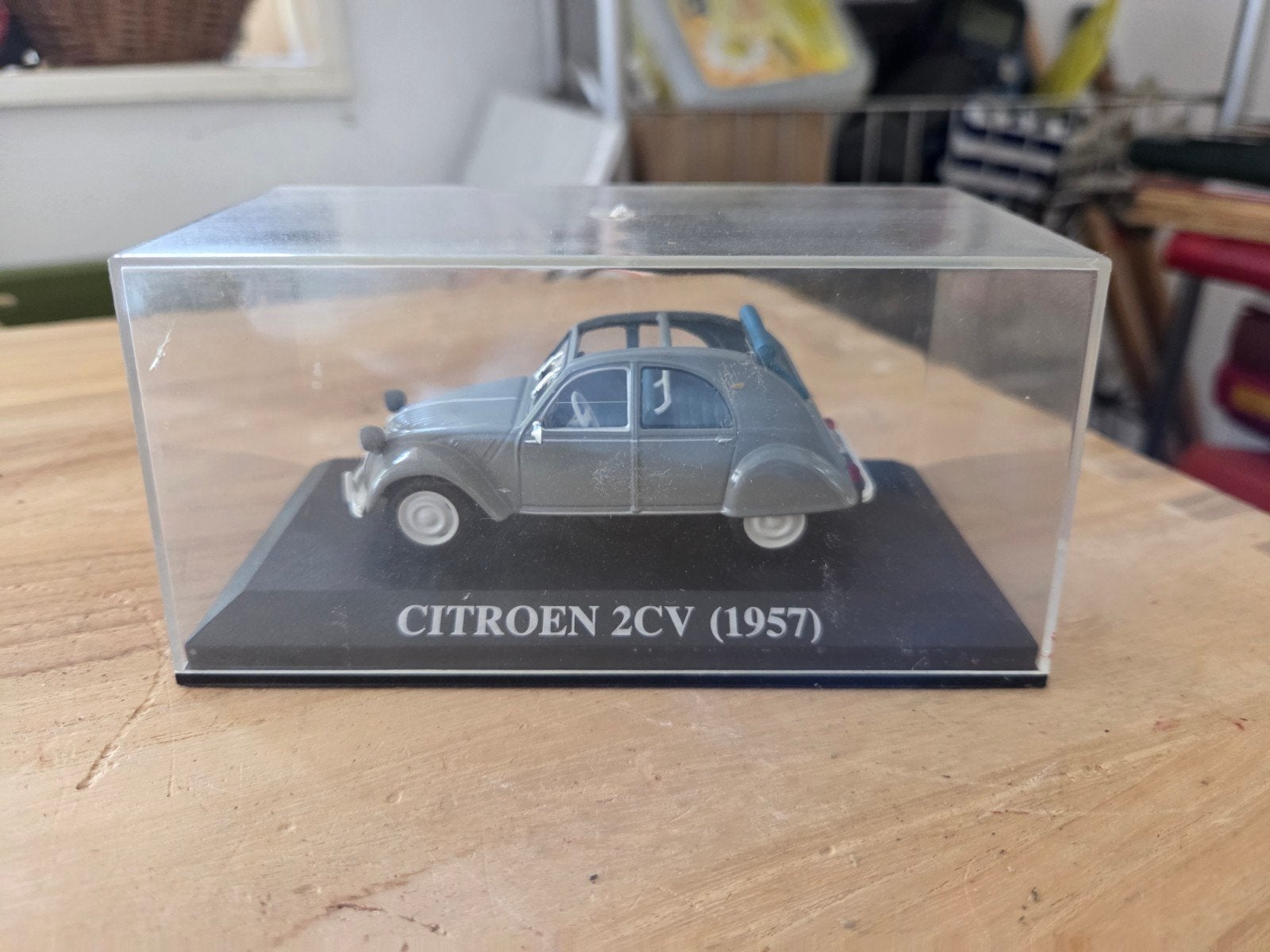 Citroën 2CV (1957) schaalmodel in vitrine, Ophalen of Verzenden, Gebruikt, Auto, Overige merken