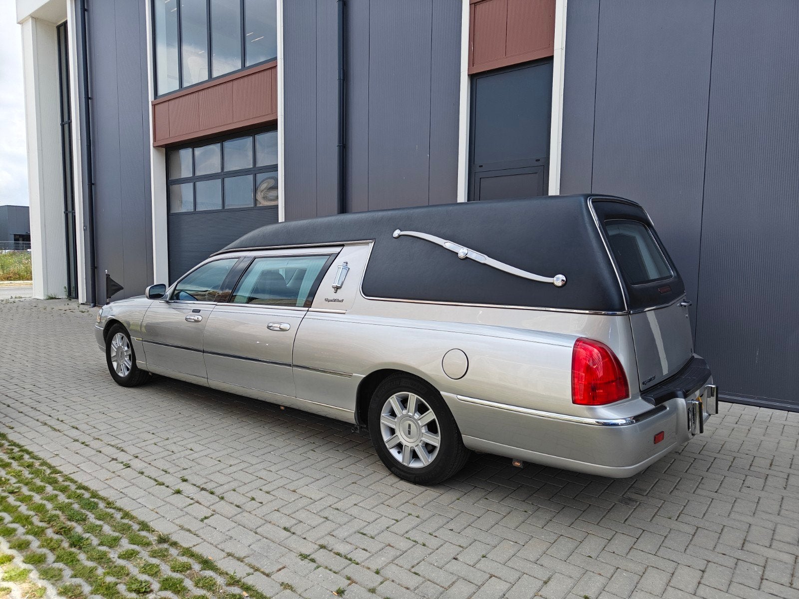 Lincoln Town Car Towncar 2006 Grijs, Auto's, Automaat, Achterwielaandrijving, Automatische klimaatregeling, Particulier