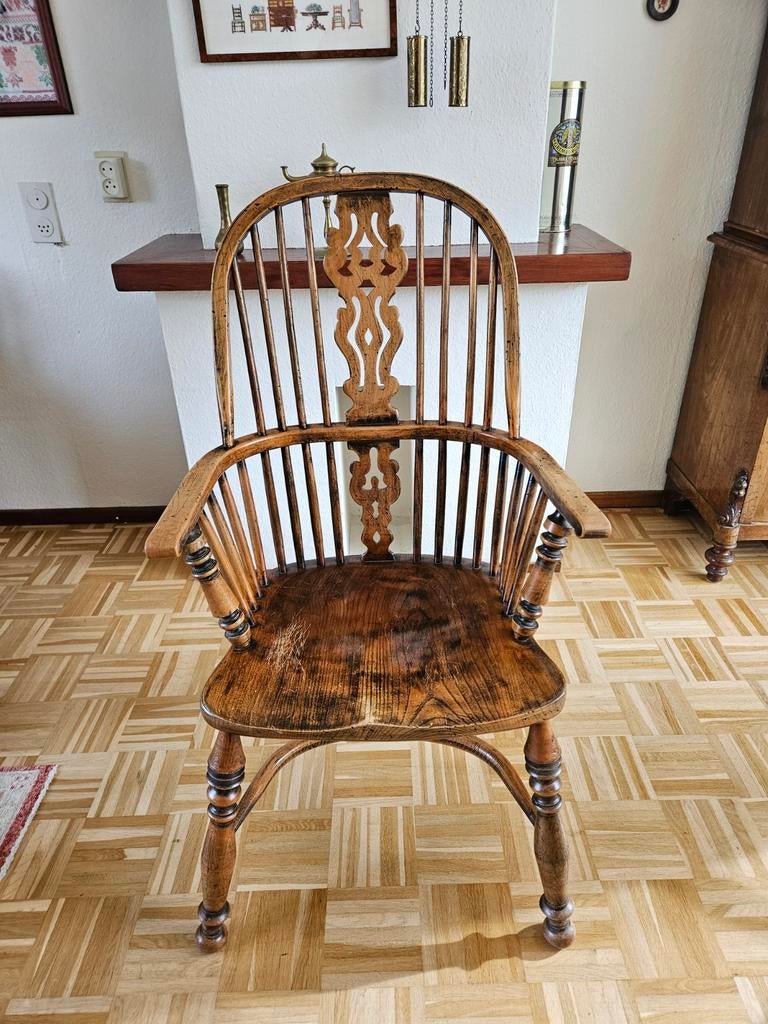 Antieke houten stoel met armleuningen, Ophalen