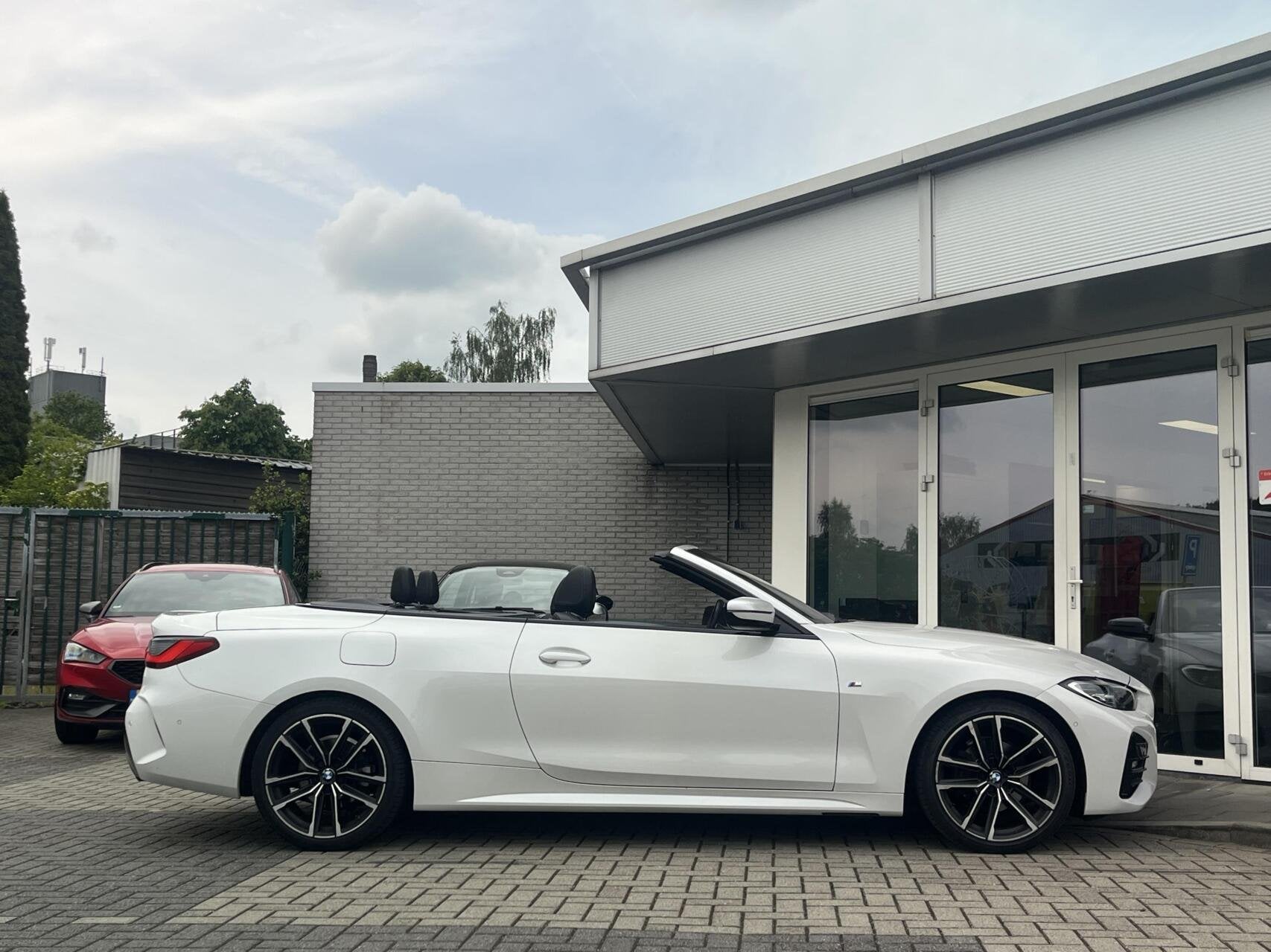 BMW 4-serie Cabrio 420i M-SPORT 19INCH+CARPLAY+CAMERA+SFEER, Automaat, 1998 cc, Gebruikt, Cabriolet