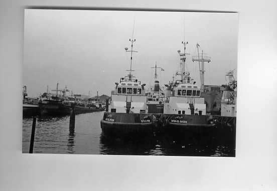 scheepvaart-foto-LOCATIE VLAARDINGEN?-sleepboten-binnenvaart, Ophalen of Verzenden, Zo goed als nieuw, Motorboot, Boek of Tijdschrift