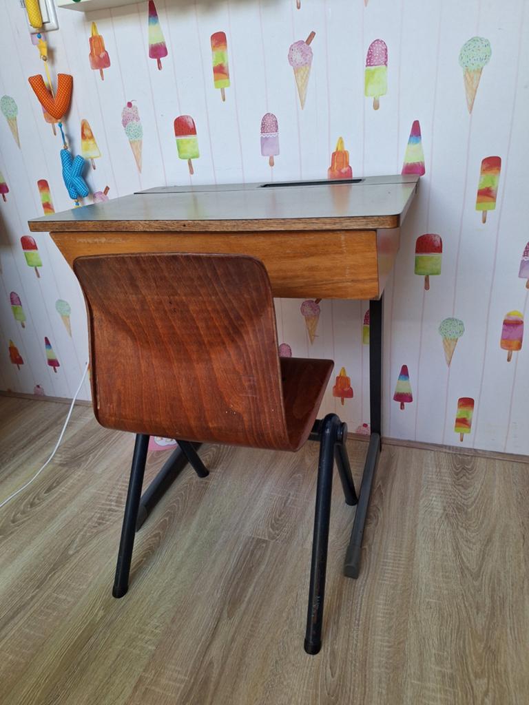 Vintage kinderbureau met stoel - perfect voor studeren, Ophalen