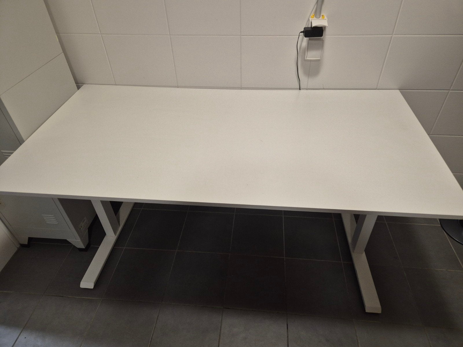 Wit elektrisch zit-sta bureau, Ophalen, Zit-sta bureau, Gebruikt, In hoogte verstelbaar