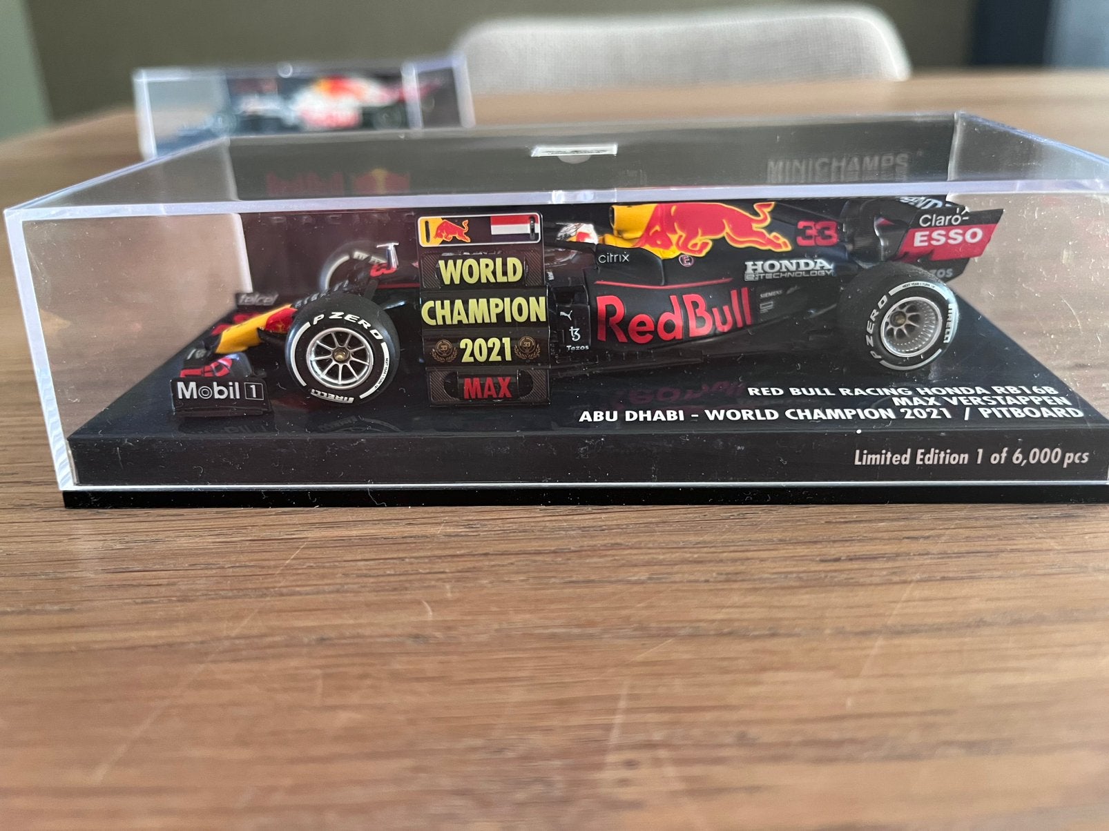 Minichamps 1:43 World Champion 2021 Abu Dhabi, Ophalen of Verzenden, Zo goed als nieuw, Auto, MiniChamps