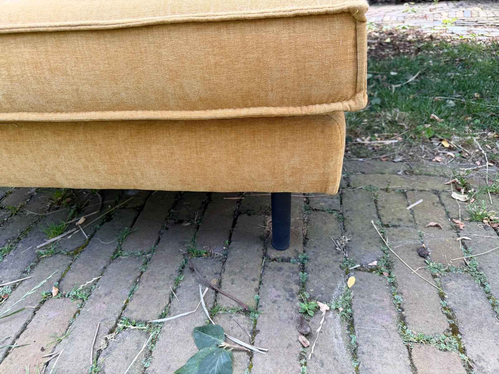 Grote okergele velours hocker 83x55x40 cm, Zo goed als nieuw, Stof, Rechthoekig, 50 tot 75 cm