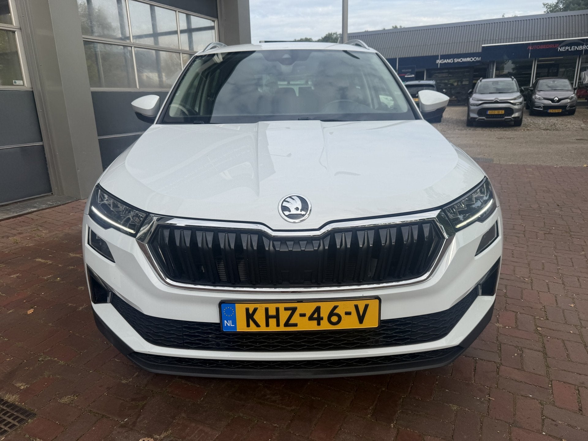 Skoda Karoq 1.5 TSI ACT Business Edition Full LED | Climate, Voorwielaandrijving, Dealer onderhouden, 4 cilinders, Wit