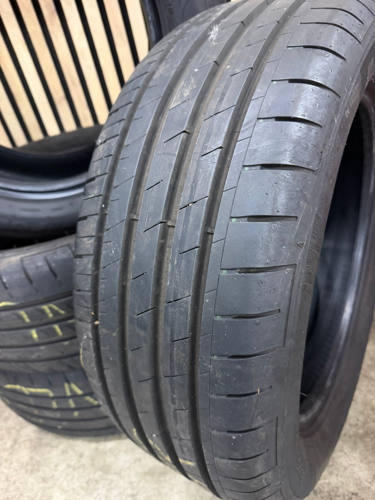 4x 215-55-16 FULDA ZOMERBANDEN 7mm DOT22 ZGAN €250 all incl, Ophalen