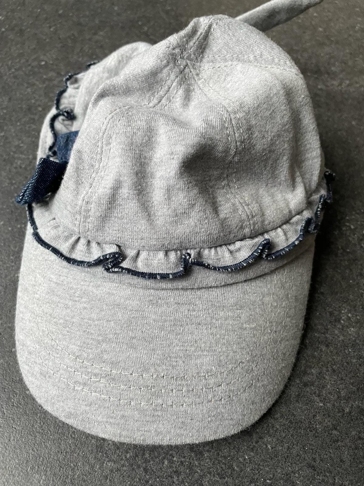 Leuke grijze muts met strik voor baby's, Jongetje of Meisje, Ophalen of Verzenden, Zo goed als nieuw, Muts
