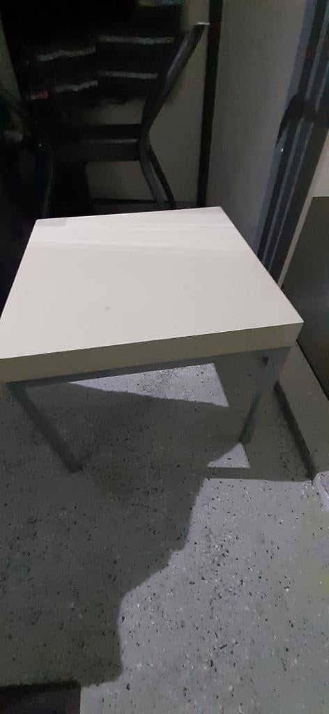IKEA Strakke bijzettafel/nachtkastje - Wit met metaal, Ophalen, Minder dan 45 cm, Minder dan 55 cm, Gebruikt