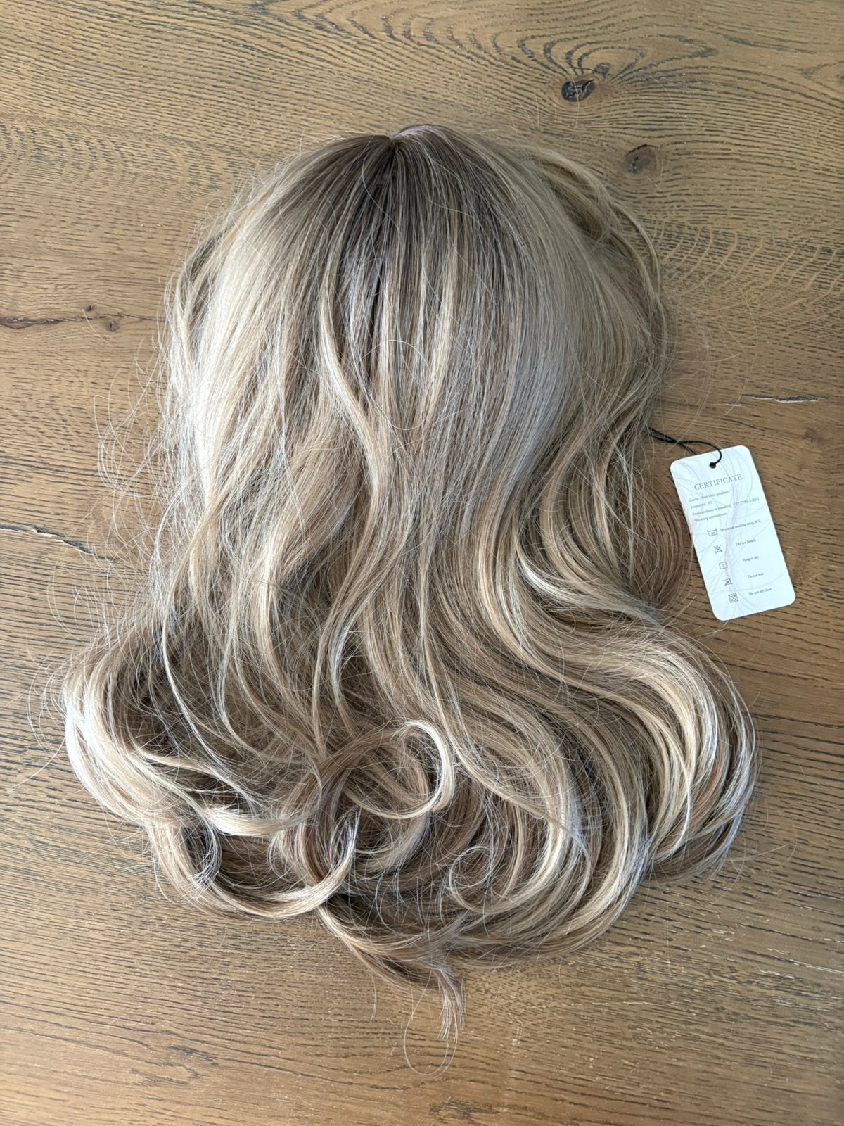 Haarwerk met lichte krul. Nieuw in de verpakking!, Ophalen of Verzenden, Zo goed als nieuw, Pruik of Haarverlenging