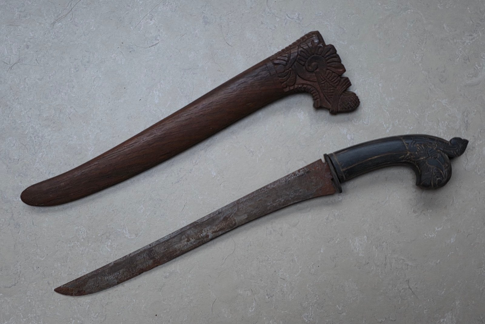Indonesisch mes of zwaard, houten schede, hamdvat van been, Hout, Gesneden, Wapen, Ophalen of Verzenden