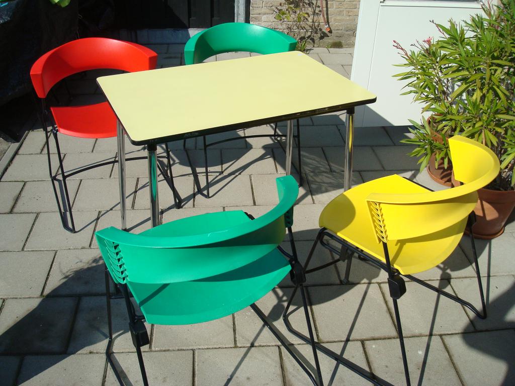 VINAGE Kleurrijke tuin set met 4 stoelen en tafel, Ophalen, 4 zitplaatsen, Kunststof, Gebruikt