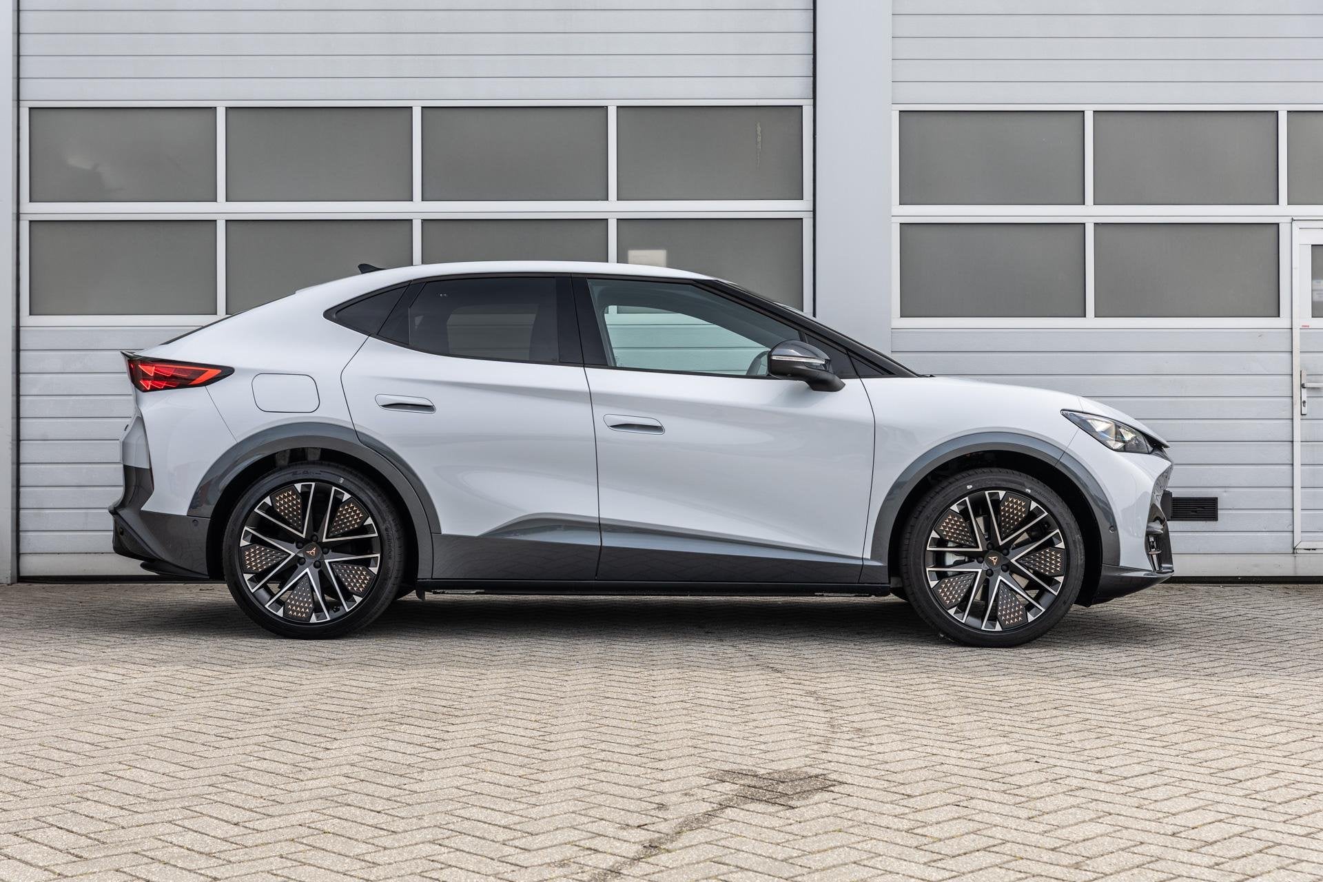 CUPRA Tavascan 340pk VZ Extreme 82 kWh | Trekhaak Wegklapbaa, Auto's, Automaat, 12 maanden, Zwart, Leder
