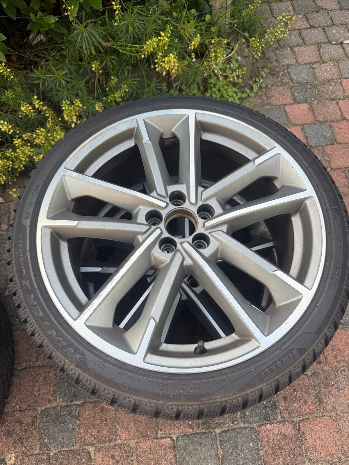 Pirelli banden en originele Audi A1 velgen (na 2018), Auto-onderdelen, Ophalen, 18 inch, Banden en Velgen, Winterbanden