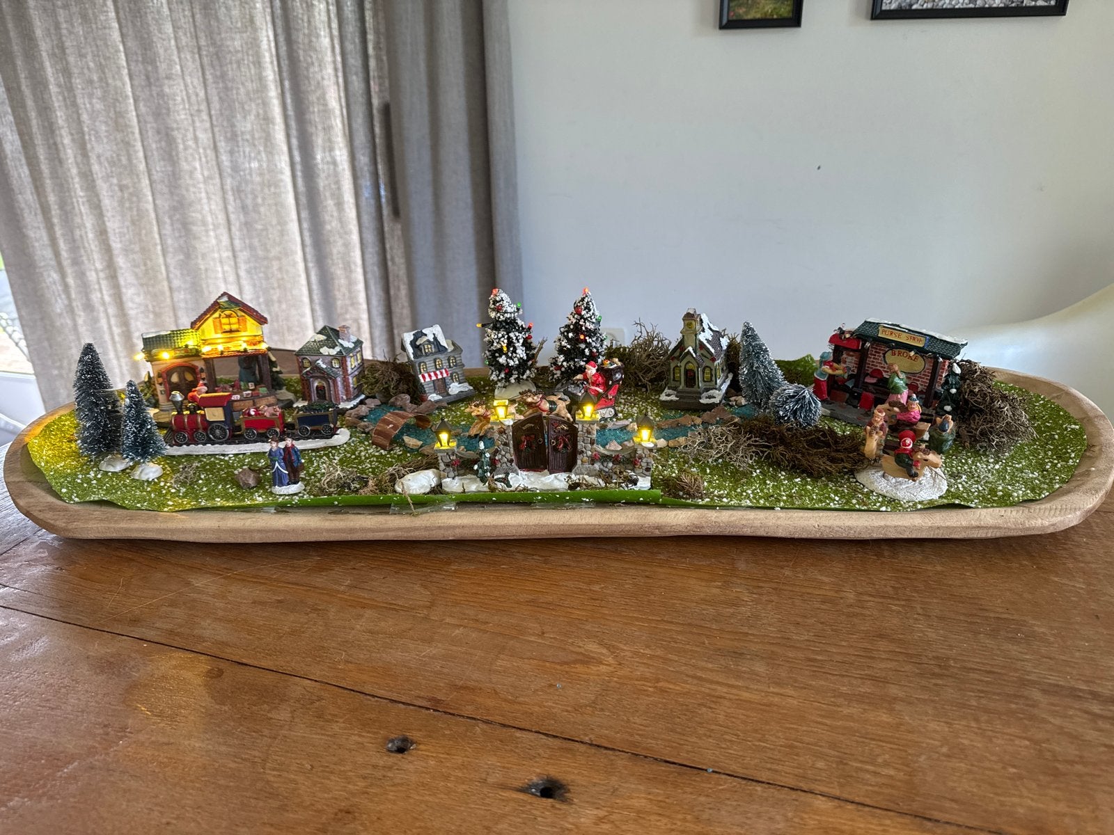 Kerstdorp 90 cm incl verlichting en mooie houten schaal, Diversen, Ophalen of Verzenden