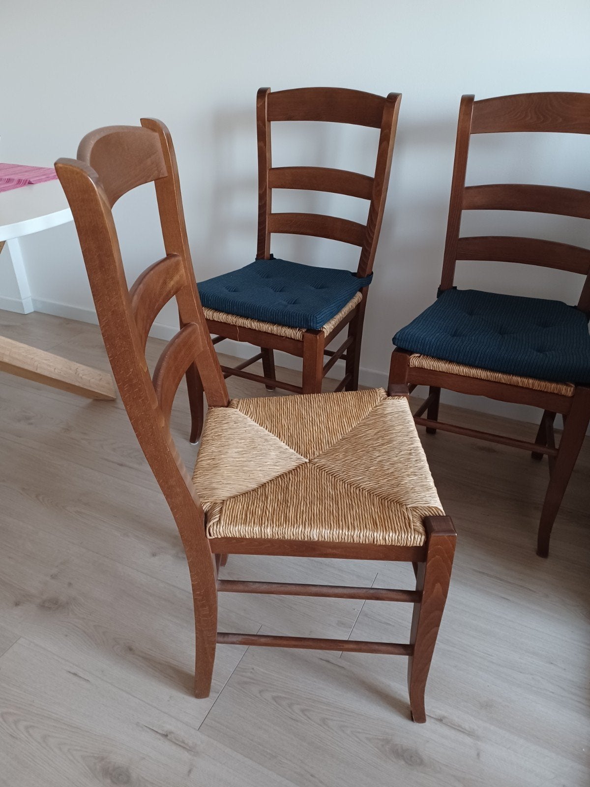 Set van 4 houten stoelen met rieten zitting, Huis en Inrichting, Ophalen, Bruin, Klassiek, Zo goed als nieuw