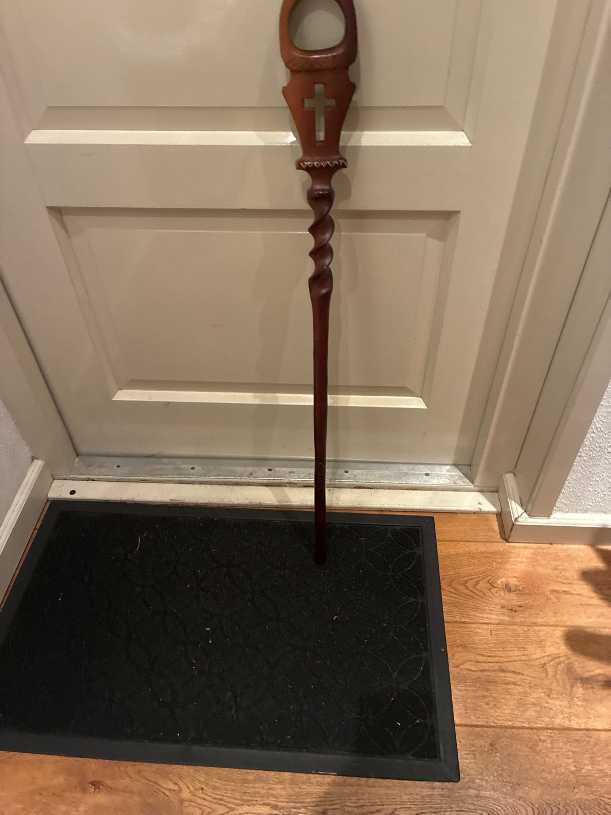 Antieke houten wandelstok met kruis en gedraaide schacht, Ophalen of Verzenden