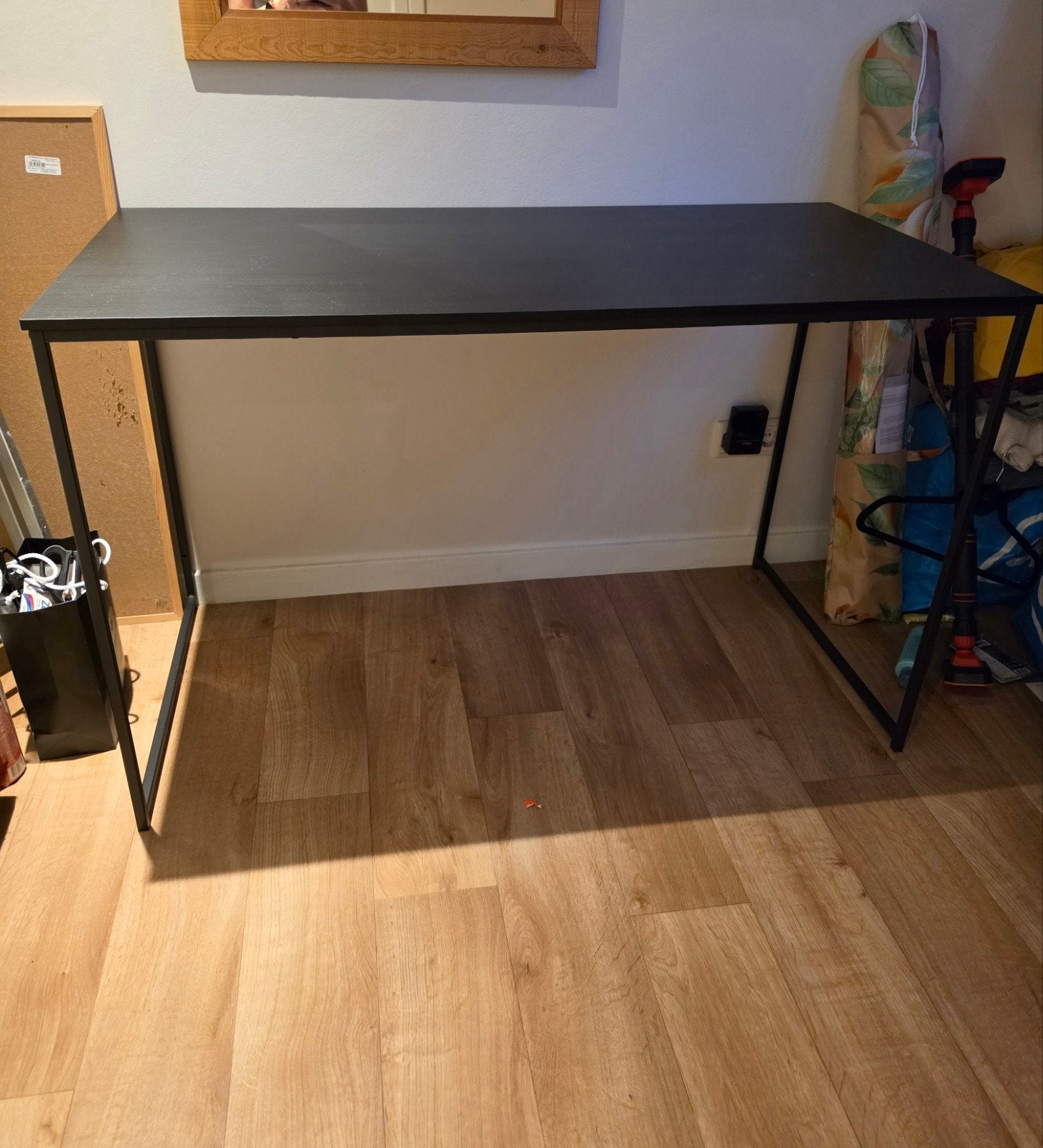 Modern zwart bureau Jysk, Huis en Inrichting, Bureaus, Ophalen, Gebruikt, Metaal, Overige merken
