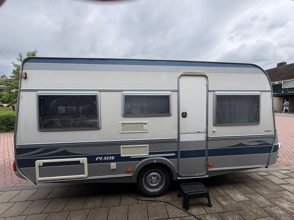 Fendt Platin, degelijke luxe Toercaravan + Isabella Voortent, Treinzit, Particulier, Tot en met 4, 1000 - 1250 kg