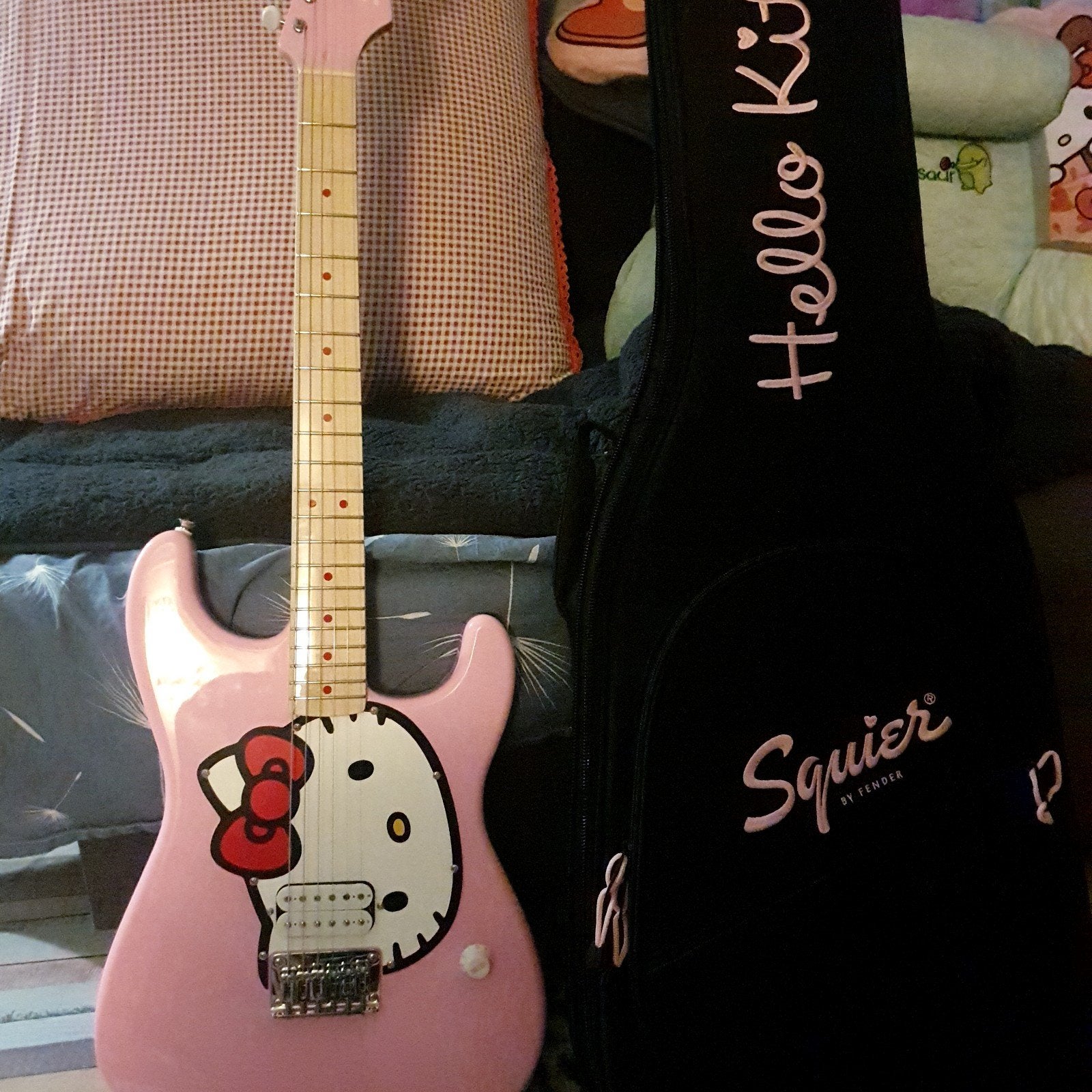 Limited Edition Hello Kitty Squier gitaar, Muziek en Instrumenten, Ophalen, Zo goed als nieuw, Solid body, Fender