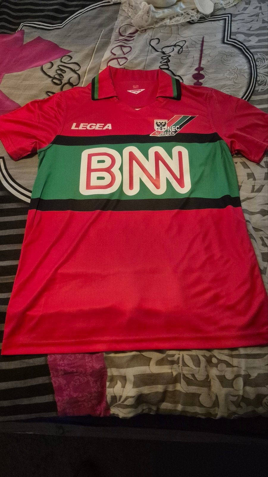 NEC Nijmegen voetbalshirt rood/groen/zwart, maat M, Ophalen of Verzenden