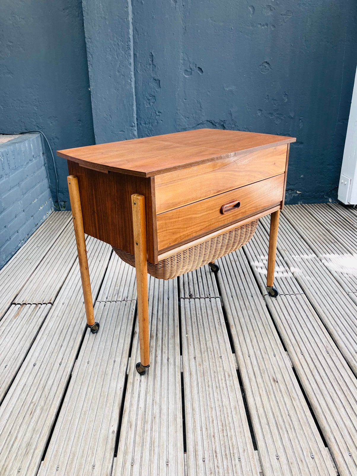 Vintage Naaittafeltje / bijzettafel /kastje / naaidoos. Teak, Vintage, 55 tot 75 cm, Zo goed als nieuw, Rechthoekig