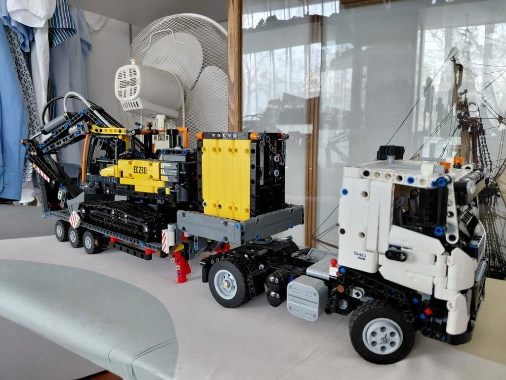 Lego Technic Volvo Truck met Kraan en Doos/Boek, Verzenden, Gebruikt