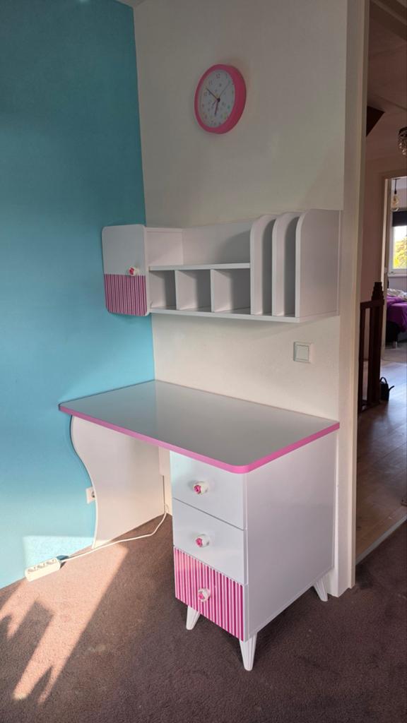 Bureau met bovenplank meisjes, Huis en Inrichting, Bureaus, 110 cm, Met lades, Zo goed als nieuw, 59 cm